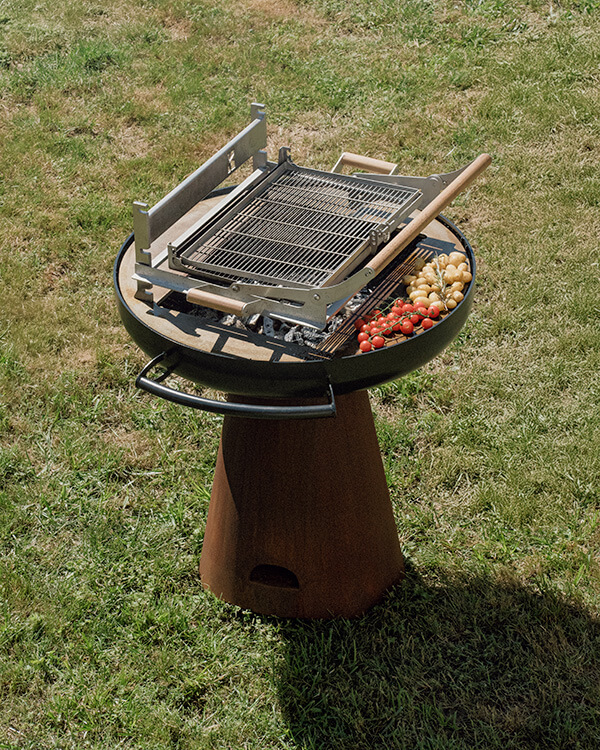 Brasero Le OKA avec grille rotative combinée de la collection Maison MAYAR